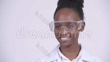 年轻快乐的非洲女医生戴着防护眼镜思考