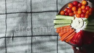 黄瓜、胡椒、胡萝卜、<strong>青菜</strong>、樱桃西红柿等<strong>切</strong>好的蔬菜放在盘子的中间