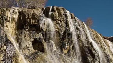 洞穴状石灰华岩脊上的温和瀑布。