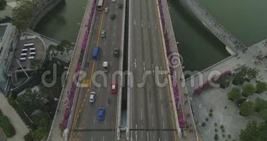 横渡河的城市大桥上的车流