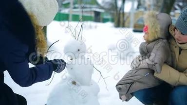冬天，一家人在公园里堆雪人