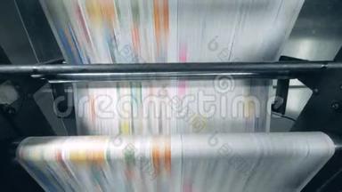 印刷报纸在传送带上滚动，印刷设备工作。