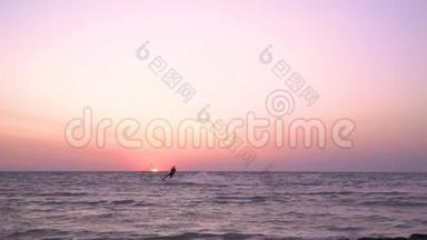 一个人正对着黎明的背景在训练风筝上跳入空中