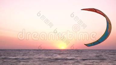 黎明时，男子控制着一只大型训练风筝，一副平静的表情