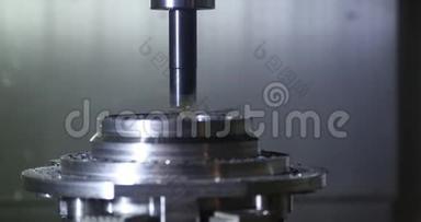 激光焊接机金属粉末厂工作特写。 金属制品。