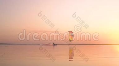 日落时分，湖面上一片平静的黎明，独自一人管理着一只训练风筝