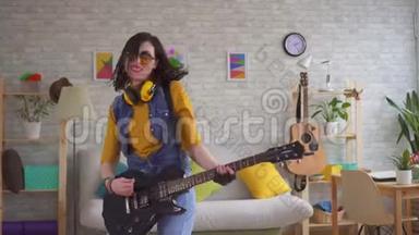 一位年轻女子摇滚乐手演奏电吉他的肖像