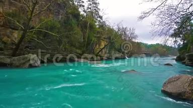 惊人的河流景观从科普鲁鲁峡谷在马纳瓦加特，安塔利亚，土耳其。 蓝色的河流。 漂流旅游。 青绿色