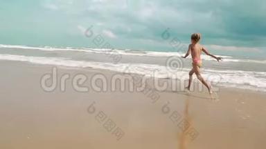 两个迷人的<strong>小女孩</strong>沿着海岸沿着大海<strong>奔跑</strong>。 节日快乐的孩子们
