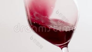 一杯红酒，在豪华假日品尝活动中倒入饮料，质量控制飞溅液体运动背景