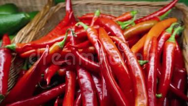 农贸市场上的红辣椒。新鲜有机食品。