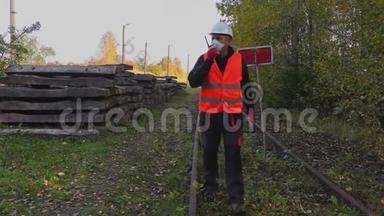 铁路工程师戴着对讲机的防毒面具