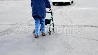 老妇人在停车场外面散步时使用步行器。