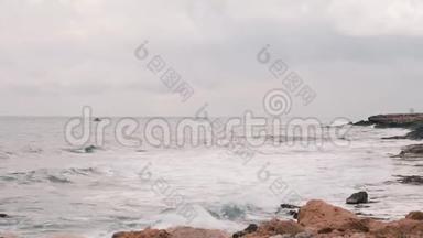 巨大的海浪拍打在岩石海滩上。 美丽的地中海风景和岩石海滩。 狂风暴雨的大海，巨浪。