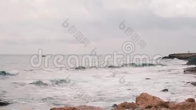 巨大的<strong>海浪</strong>拍打在<strong>岩石</strong>海滩上。 美丽的地中海风景和<strong>岩石</strong>海滩。 狂风暴雨的大海，巨浪。