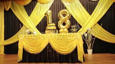 18岁生日快乐<strong>金色</strong>气球带蛋糕和<strong>舞台</strong>装饰