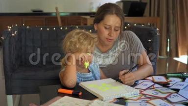 教师，家教.. 和一个小女孩在桌子上的老师或妈妈。 <strong>家庭教育</strong>概念