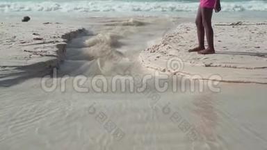塞舌尔。 普拉斯林岛。 清澈的水流入海特写.. 美丽的空沙滩，白沙