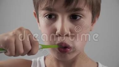 关闭Lttle男孩在浴室刷牙，停止因为<strong>牙齿疼痛</strong>。 牙科问题
