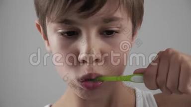 11岁的男孩刷牙，牙疼得厉害。 <strong>牙齿问题</strong>。 蛀牙。 牙科<strong>问题</strong>