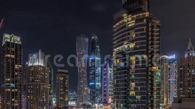 从<strong>高空</strong>夜晚的时间推移看迪拜码头的各种摩天大楼和塔楼