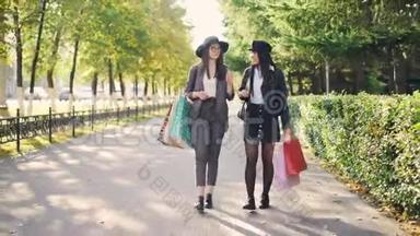 多莉拍了一张快乐女孩的照片，购物狂们拿着购物袋在街上走来走去，谈论新的<strong>话题</strong>