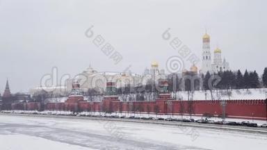 俄罗斯莫斯科-2018年12月：在冬季，汽车从桥上缓慢移动<strong>克里姆林</strong>宫的墙