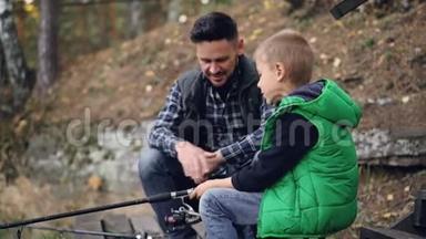 秋天的一天，一个留着胡子的年轻人正和一个可爱的孩子钓鱼，这个男孩拿着鱼竿和父亲聊天，学习捕鱼