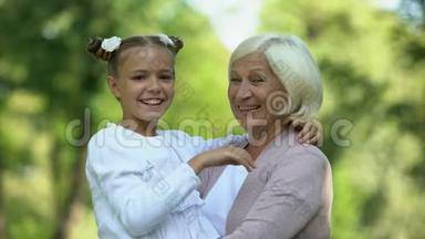 开朗的祖母和孙女摆姿势拍照，竖起大拇指