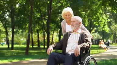 成熟的妻子在轮椅上照顾她心爱的丈夫，<strong>幸福</strong>的<strong>婚姻</strong>
