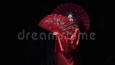 日本艺妓带着扇子和雨伞从黑暗中出现，微笑，然后消失