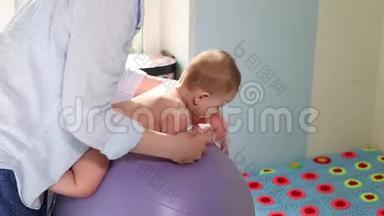 妈妈和宝宝一起做健身运动。 宝宝发展理念，关爱妈妈，调色练习