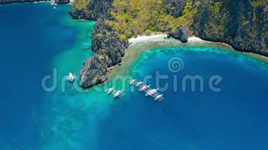 在米尼洛克岛秘密泻湖附近停泊的潜水船的鸟瞰图。 El-Nido，巴拉望。 菲律宾。 奇怪的