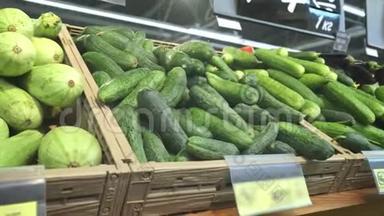 超市货架上有许多不同的蔬菜。 黄瓜，卷心菜，萝卜，西红柿。