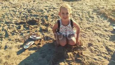 可爱的小女孩在海滩上用手做<strong>一颗</strong>心。 孩子亲手做的心。