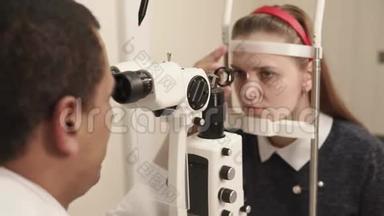 Oculist在Policylinic公司工作，他用这种设备做眼部生物显微镜检查