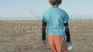 阳光明媚的一天，一个快乐奔跑的小男孩在边境附近的沙漠中难民。