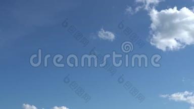只有夏天的蓝天，有变质的白云，在飞行中移动和溶解。 全高清延时镜头