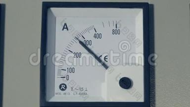 工业电压表。 工厂配有电压表的面板
