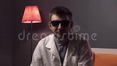 可爱的家伙带着墨镜和白色的实验室外套解释事情。