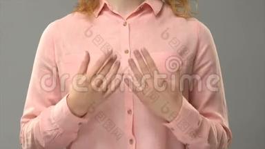 聋哑妇女用<strong>手语</strong>表达灵感，在AS L课上展示单词