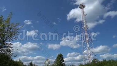 通讯蜂窝塔与云在夏天的一天。 景区信号发射塔。 全高清时间延时