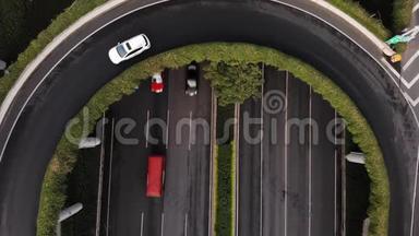 一架无人机用摄像机在运输立交桥上进行静态拍摄。