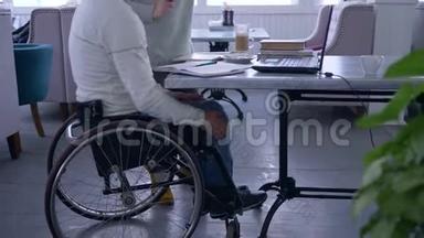 为残疾的、成功的、坐在轮椅上的老年残疾男子提供辅导，让女教育家使用智能计算机技术