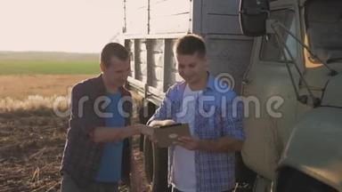 农民田间劳作，交流，看碑.. 两个农民在田间交谈，用平板电脑。 农民<strong>颤抖</strong>