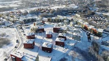 冬季美丽现代公寓的俯视图.. 动作。 冬天，白雪覆盖了城市的屋顶，美丽的白色