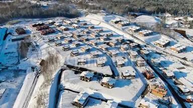 冬季<strong>乡村房屋</strong>的俯视图.. 动作。 冬季鸟瞰森林和独立<strong>房屋</strong>