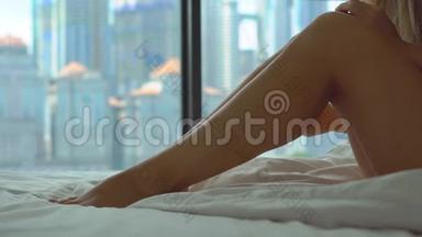 一位躺在床上的年轻女士用电动<strong>扩张</strong>器刮腿