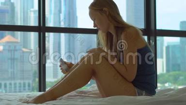 一位躺在床上的年轻女士用电动扩张器刮腿