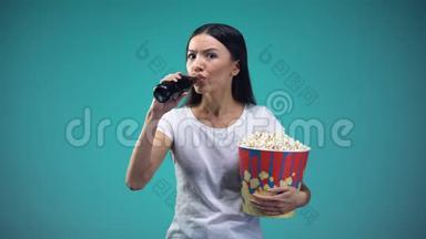 电影中女人喝汽水、吃爆米花、看电影的情节